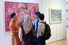 Вьетнамский художник передал послание «взлёта» на художественной выставке АСЕАН в Малайзии. Фото: ВИА.