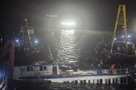 К 2:00 часам ночи 20 июля компетентные органы приступили к откачке воды из судна с целью последующего буксирования к берегу. Фото: ВИА.