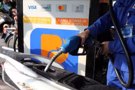Покупка и продажа бензина и нефтепродуктов на одном из торговых объектов Petrolimex. Фото: ВИА.