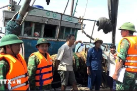 Пограничные войска провинции Куангчи активно проводят разъяснительную работу среди рыбаков по соблюдению правил борьбы с ННН-промыслом. Фото: ВИА.