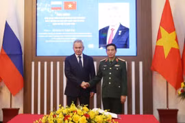 Генерал армии Фан Ван Зянг приветствует генерала армии Сергея Шойгу с визитом и рабочей встречей в Министерстве национальной обороны Вьетнама. Фото: ВИА.