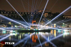 С 18 часов вечера 24 декабря многочисленные жители и туристы собрались вокруг озеро Хоанкием, чтобы дождаться открытия художественного светового пространства «Озеро Гыом – Башня Черепахи».