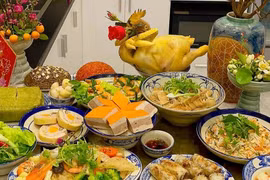 Традиционный праздничный стол на Тэт у жителей Ханоя. (Фото: ВИА)