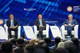 Заместитель премьер-министра Ле Тхань Лонг (в центре) выступает на церемонии открытия 28-го Петербургского международного экономического форума (ПМЭФ) 19 июня 2025 года. (Фото: ВИА)