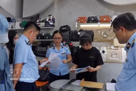 Подразделение Управления рыночного надзора Дананга проводит проверку в торговом объекте на территории района Хайчау. Фото: ВИА.