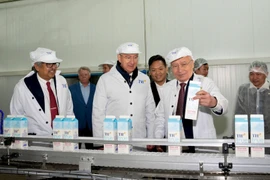 Председатель Совета директоров TH и губернатор Калужской области посетили производственную линию завода. (Фото: Vietnam+)