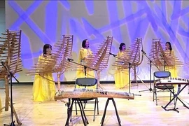 Артисты ансамбля «Нян Зуен» исполняют музыку на инструменте Т’рынг.
