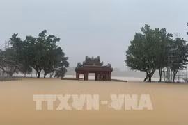 Временно приостановлен приём туристов на объектах Комплекса памятников древней столицы Хюэ из-за наводнения. Фото; ВИА.
