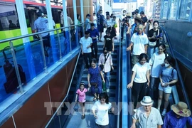 Жители приходят на станцию, чтобы воспользоваться линией городского надземного метро «Нон – Вокзал Ханоя». Фото: ВИА.