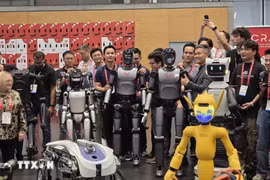 Гуманоидный робот VR-H3 компании VinRobotics принимает участие в параде роботов в рамках ICRA 2026. Фото: ВИА.