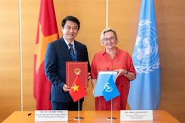 Заместитель министра иностранных дел Лê Ань Туан и Генеральный секретарь ЮНСИТРАЛ Анна Жубен-Брет подписали Меморандум о взаимопонимании (MoU) между Министерством иностранных дел Вьетнама и ЮНСИТРАЛ на период 2025–2031 годов. Фото: ВИА.