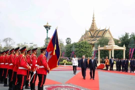 Военный оркестр исполнил государственные гимны двух стран. Самдеч Течо Хун Сен пригласил Генерального секретаря То Лама осмотреть почётный караул Королевских вооружённых сил Камбоджи и совместно представил составы сторон, присутствовавших на церемонии. Фото: ВИА.