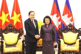 Председатель Национального собрания Чан Тхань Ман проводит двустороннюю встречу с Председателем Национальной ассамблеи Камбоджи Кхуон Судари. Фото: ВИА.