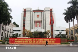 Лозунг, приветствующий важное политическое событие страны, установлен у здания Народного совета и Народного комитета города Ханой. Фото: ВИА.