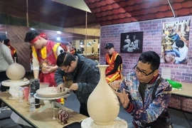 Мастер-керамист из деревни Батчанг представляет изделия на церемонии вручения сертификатов о признании двух ремесленных деревень — керамико-фарфоровой деревни Батчанг и деревни шелкоткачества Ванфук — членами Всемирной сети креативных ремесленных городов, а также в рамках мероприятия по экспонированию, демонстрации и созданию художественных ремесленных изделий Ханоя 2025 года. Фото: ВИА.