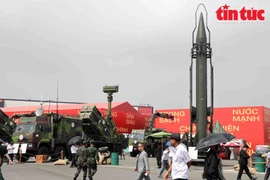 На выставке под открытым небом представлены ракеты и военная техника, разработанные и модернизированные группами оборонной промышленности Вьетнама. (Фото: ВИA)