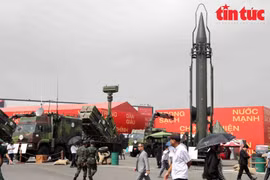 На выставке под открытым небом представлены ракеты и военная техника, разработанные и модернизированные группами оборонной промышленности Вьетнама. (Фото: ВИA)