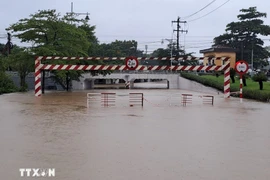 Мост Лон и улица Буй Тхи Суан в квартале Тхуанхоа города Хюэ оказались глубоко затопленными утром 27 октября 2025 года. (Фото: ВИА)