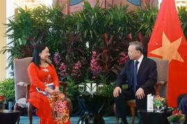 Генеральный секретарь ЦК КПВ То Лам (справа) и советник Shangri-La Healthcare Investment и соучредитель Hoa Lam Shangri-La Medical Co, Ltd Чан Тхи Лам (Фото: ВИA)