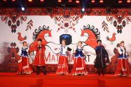Выступление популярного Московского казачьего хора и ансамбля «Матрена Арт», которые представили публике знаменитые русские песни в озере Хоанкием. Фото: ВИА. 