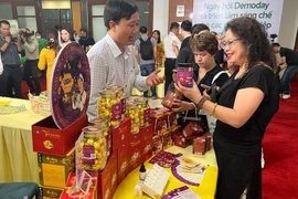 Презентация продукции OCOP 5-звёздочного уровня. (Фото: Vietnam+)