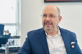 Посол Швейцарии во Вьетнаме Томас Гасс отвечает на вопросы корреспондента Вьетнамского Информационного Агентства. Фото: ВИА.