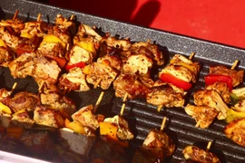 Филиппинский павильон на фестивале еды удивлял гостей мясом на шпажках. Фото: ВИА,