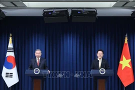 Генеральный секретарь То Лам и Президент Республики Корея Ли Чжэ Мён встречаются с представителями прессы. Фото: ВИА.