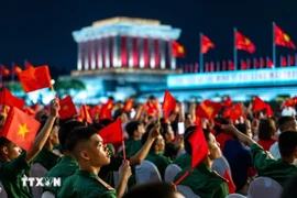 Зрители на художественно-политической программе на площади Ба Динь. (Фото: ВИА)