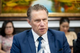 Министр здравоохранения России Михаил Мурашко во время рабочей встречи во Вьетнамо-Российской международной офтальмологической клинике. Фото: daidoanket.