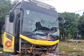 Авария спального автобуса в провинции Хатинь: 10 погибших, 15 раненых. (Фото: ВИА)