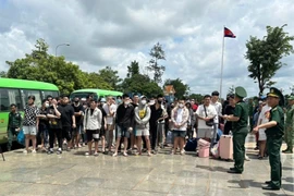 Граждане Вьетнама, переданные Камбоджей на международном контрольно-пропускном пункте Хоалы, провинция Донгнай. Фото: ВИА.