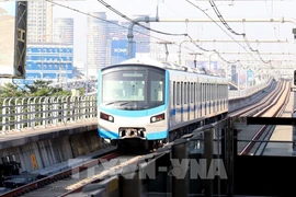 Поезд метрополитена линии №1 «Бен Тхань - Суой Тьен» движется из центра Хошимина в направлении Суой Тьен. (Фото: ВИА)