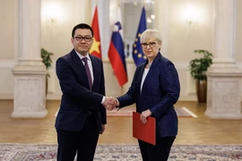 Посол Ву Ле Тхаи Хоанг (слева) и Президент Словении Наташа Пирц Мусар. (Источник: Президентский дворец Словении)