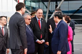 Председатель НС Чан Тхань Ман и его супруга покинули столицу Ереван, направляясь на 150-ю Ассамблею Межпарламентского союза. (Фото: ВИА)