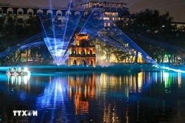 Вечером 24 декабря в районе озеро Хоанкием Народный комитет квартала Хоанкием города Ханой провёл церемонию презентации художественного светового пространства «Озеро Гыом – Башня Черепахи». Фото: ВИА.