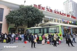 На автовокзале Мидинь также наблюдалось большое скопление пассажиров, отправляющихся на отдых по случаю Нового года по григорианскому календарю 2026. (Фото: Vietnam+)