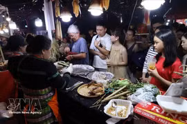 Жители и туристы знакомятся с блюдами местной кухни в гастрономических павильонах фестиваля Danang Food Tour 2026. Фото: ВИА.