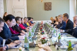 19 сентября в Чешской Республике Заместитель председателя Национального собрания Вьетнама Нгуен Тхи Тхань провела рабочую встречу с председателем Сената Милошем Выстрчилом. Источник: Senat.cz/ВИА.