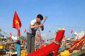 Рыбаки проводят обряд поклонения лодке в день полнолуния седьмого месяца в уезде Зьенчау, провинция Нгеан. Фото: ВИА.