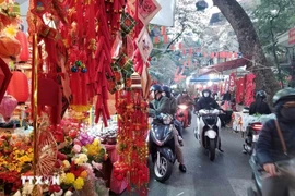 Улица Хангма утопает в новогодних украшениях для Тета. Фото: Vietnam+.