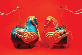 Произведение «Конь с цветами абрикоса», несущий на спине воздушного змея, приветствует Весну 2026. Фото: nhandan.vn