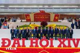 Посол Чинь Дык Хай (третий справа) вместе с делегатами XIV Всевьетнамского съезда Партии. Фото: ВИА.