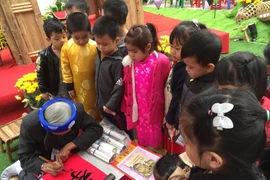 Написание каллиграфии и получение новогодних иероглифов в начале Весны также являются одними из форм интерактивных мероприятий на Весеннем фестивале 2026 года. Фото: Vietnam+.