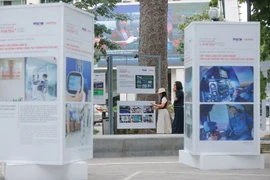 Выставка конкурсных фоторабот и видеопроизведений «Технологии от сердца» была спроектирована в открытом формате, сочетая современные технологии визуального показа и визуальное искусство, что позволяет посетителям не только созерцать, но и взаимодействовать с работами через QR-коды, сенсорные экраны и креативную фотозону. Фото: ВИА.