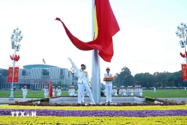 Церемония подъёма флага на площади Ба Динь. (Фото: ВИА)