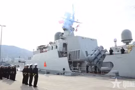 Офицеры и матросы на военно-морской базе Курэ приняли участие в церемонии проводов корабля 015 «Чан Хунг Дао».