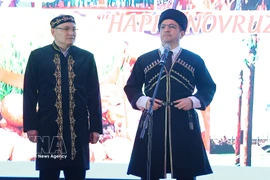 Чрезвычайный и Полномочный Посол Азербайджана в Вьетнаме господин Шовги Мехдизаде и Посол Казахстана господин Канат Тумыш в традиционных нарядах. Фото: ВИА.