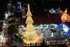 Елка из конических шляп нонла с тысячами огней, освещающими всю округу. Фото: ВИА.