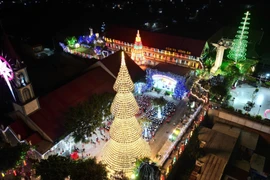 Елка из конических шляп нонла с тысячами огней, освещающими всю округу. Фото: ВИА.